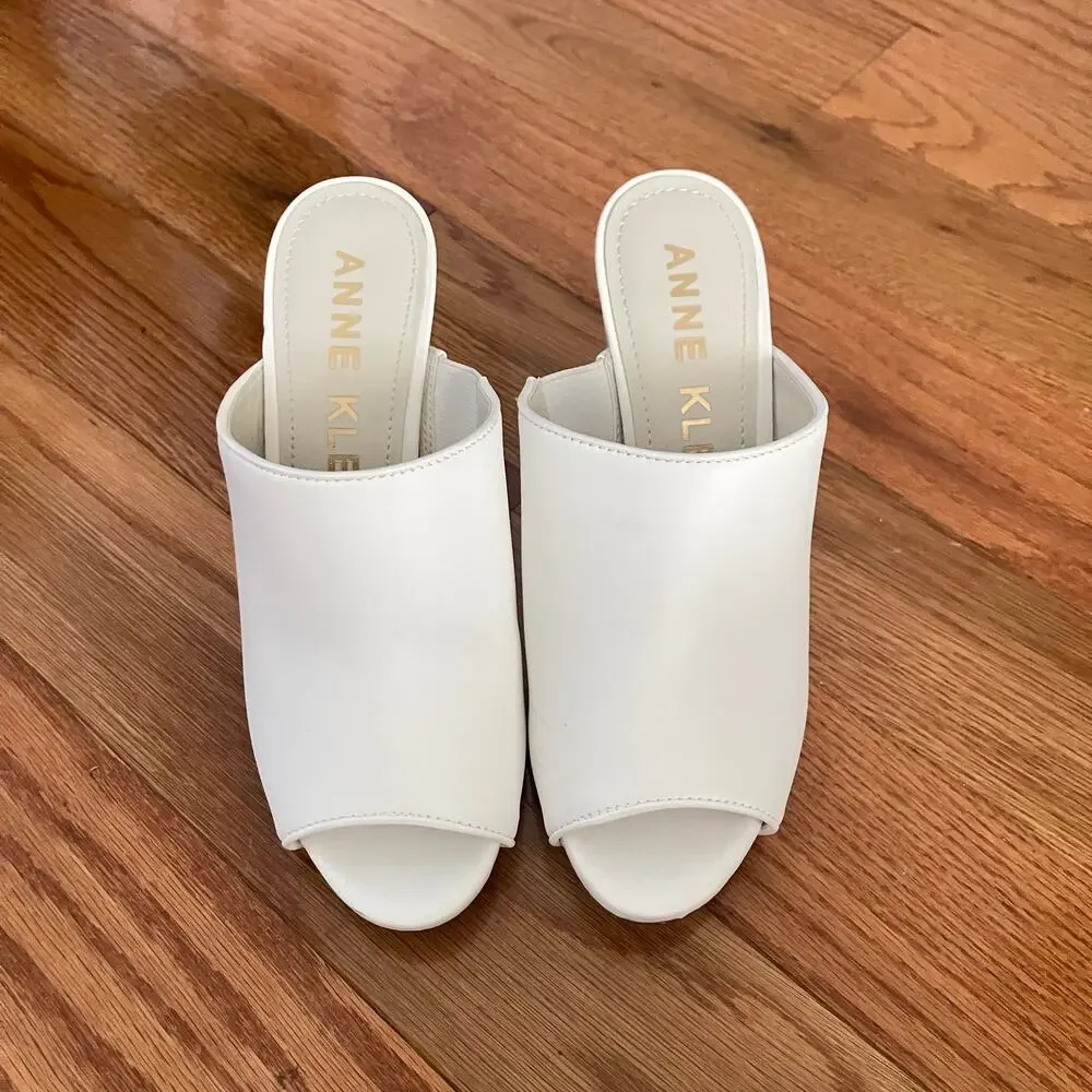 Anne Klein details brand